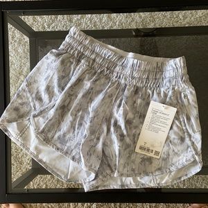 Lululemon Tracker LR short 4”